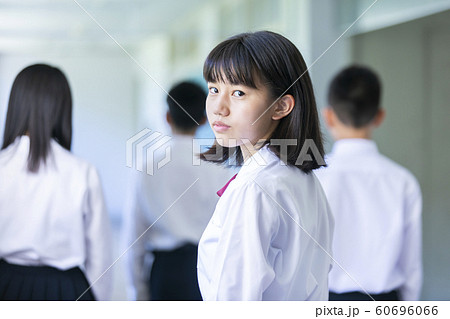 女子中高生　振り向く　受験生 60696066