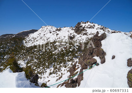 冬の北八ヶ岳 三ツ岳Ⅰ峰から西側方面を見る 60697331