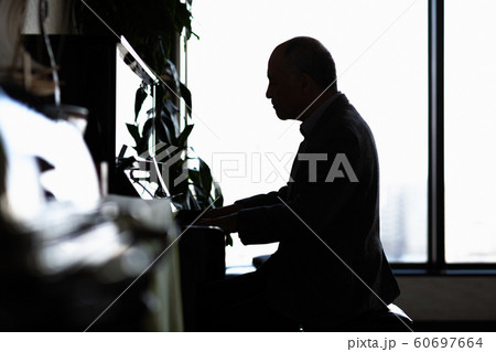 ピアノを弾く紳士のシルエット ピアノを弾く紳士のシルエット 60697664