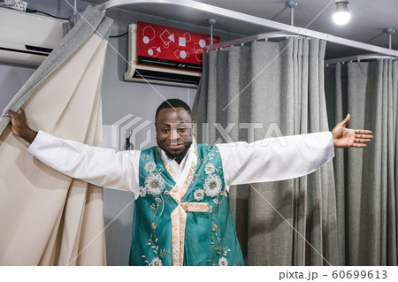 Holidays and tourism concept, group of smiling friends traveling in Seoul, Korea 291 60699613