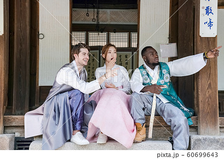 Holidays and tourism concept, group of smiling friends traveling in Seoul, Korea 284 60699643