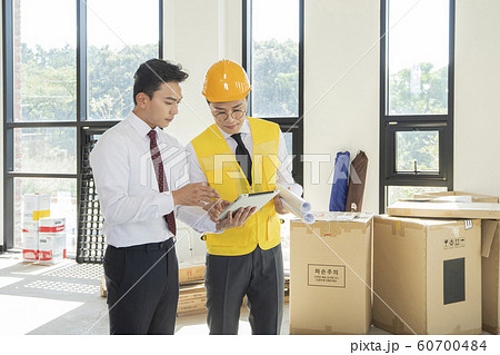 Business people concept, working and discussing together in office 194 60700484