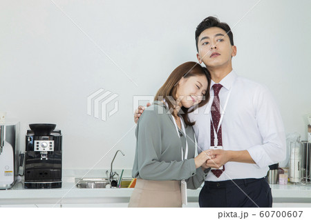 Business people concept, working and discussing together in office 198 60700607