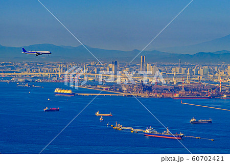 横浜市街と航空機 横浜市街と航空機 60702421
