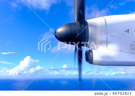 南国の海を飛ぶプロペラ機 60702823