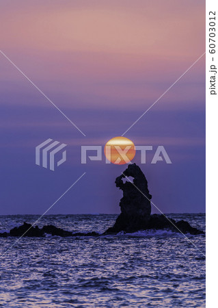 (静岡県)西伊豆・大田子海岸の夕陽 (静岡県)西伊豆・大田子海岸の夕陽 60703012
