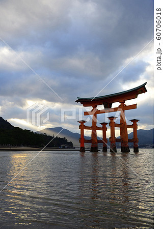 <広島県>宮島 厳島神社(嚴島神社)の大鳥居 <広島県>宮島 厳島神社(嚴島神社)の大鳥居 60706018