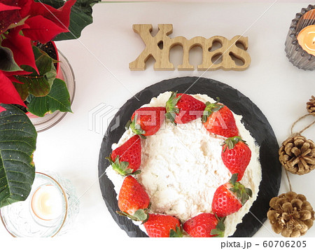 クリスマスデコレーション: 苺のケーキとキャンドルとポインセチア クリスマスデコレーション: 苺のケーキとキャンドルとポインセチア 60706205