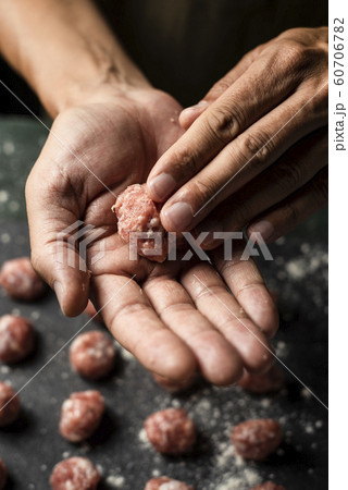 man preparing meatballs 60706782
