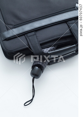 ビジネスバッグと傘 60707437