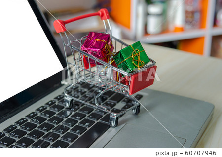 gift box in the cart gift box in the cart 60707946