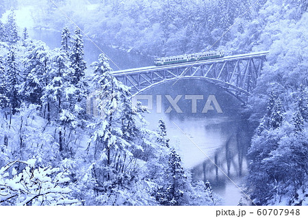雪景色の只見線 60707948