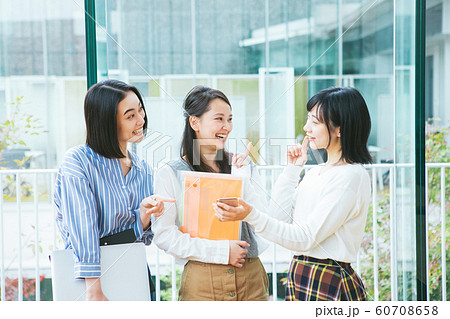 女子大生グループ 撮影協力「近畿大学」 女子大生グループ 撮影協力「近畿大学」 60708658