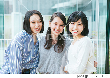 笑顔の女性3人組　撮影協力「近畿大学」　 60709106