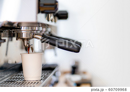 Coffee shops that are brewed with automatic coffee 60709968