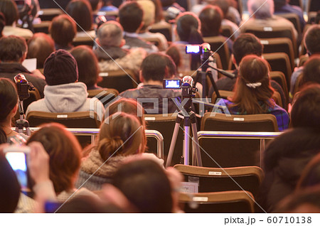 ホール　発表会　観客 60710138