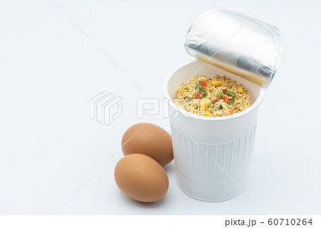 Instant noodle with egg 60710264