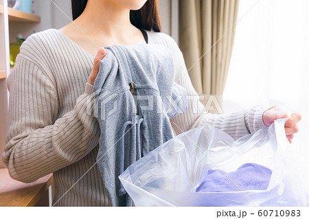 服を捨てる女性 悩む 服を捨てる女性 悩む 60710983