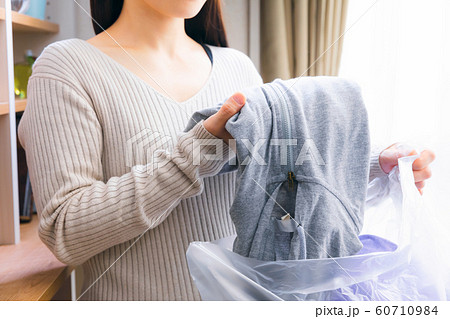 服を捨てる女性 断捨離 リサイクル 衣替え 服を捨てる女性 断捨離 リサイクル 衣替え 60710984
