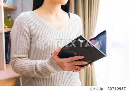 ディスクケースを持つ女性 60710987