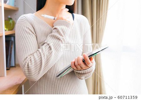 ノートに書き込む女性　考える 60711359