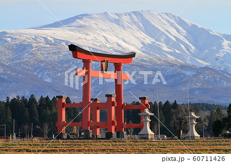 羽黒山大鳥居 約90年ぶりに建て替え完成 60711426