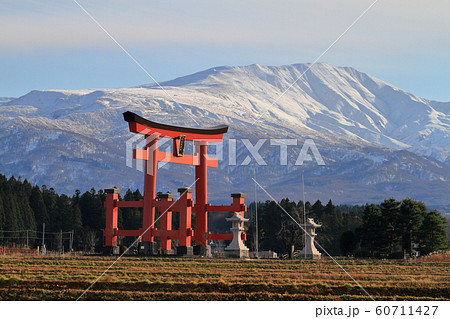 羽黒山大鳥居 約90年ぶりに建て替え完成 60711427