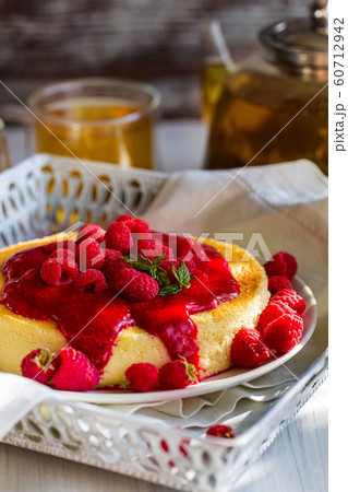 Cheesecake with raspberry sauce 60712942