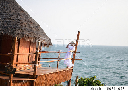 女性　海　アジア 60714043