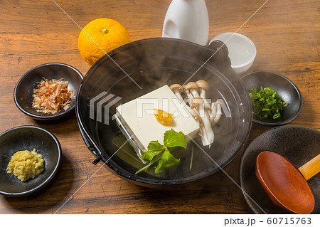 湯豆腐と湯気　Boiled tofu (bean curd) Japanese food 60715763