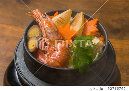 釜めし　Japanese rice pilaf cooked in an iron pot 60716762