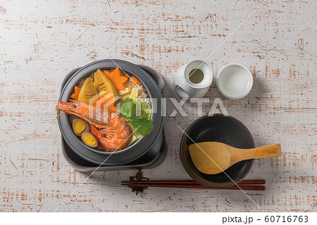 釜めし Japanese rice pilaf cooked in an iron pot 釜めし Japanese rice pilaf cooked in an iron pot 60716763