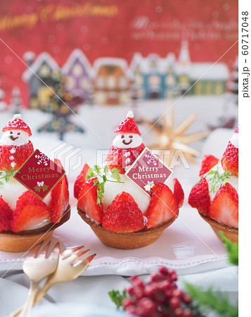 かわいいイチゴサンタクロースのケーキ 60717048