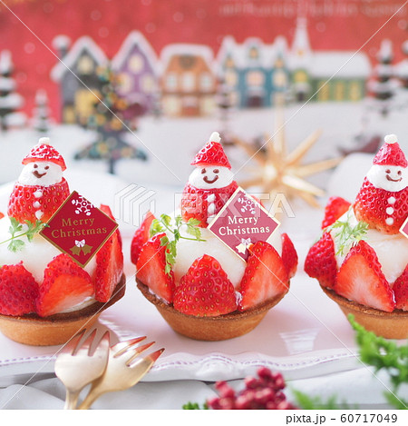かわいいイチゴサンタクロースのケーキ 60717049