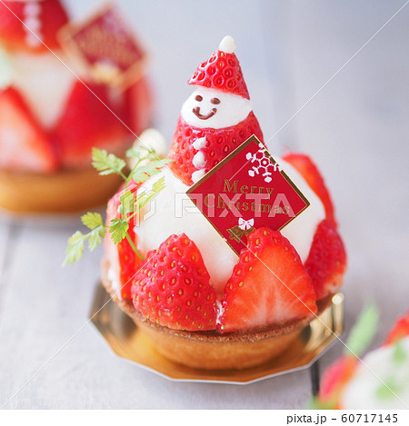 かわいいイチゴサンタクロースのケーキ 60717145