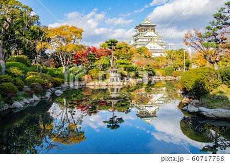 池越しに見る紅葉の大阪城 60717768