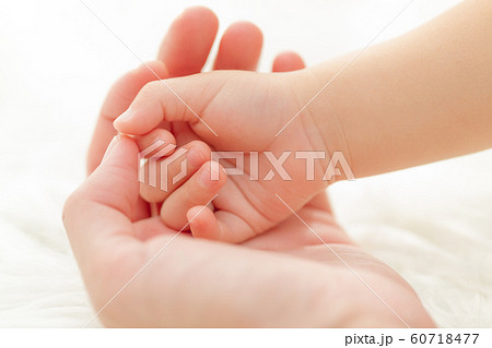 赤ちゃんの手 60718477