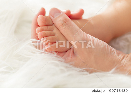 赤ちゃんの足 赤ちゃんの足 60718480