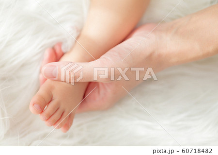 赤ちゃんの足 赤ちゃんの足 60718482