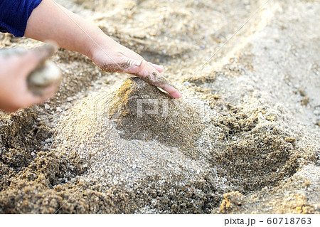 砂場と砂の山と子供の手とコピースペース 60718763