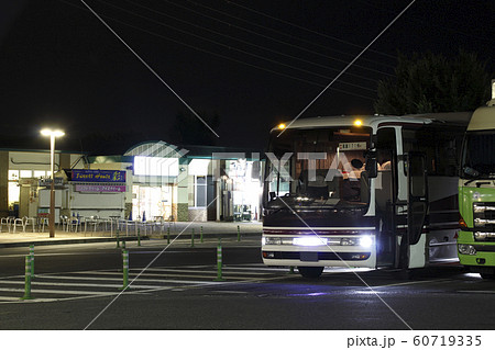 夜の関越道高坂SAに停車する尾瀬行の観光バス 夜の関越道高坂SAに停車する尾瀬行の観光バス 60719335