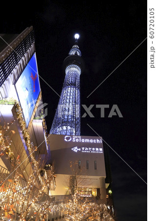 東京スカイツリーのライトアップとすみだ水族館　 60720105