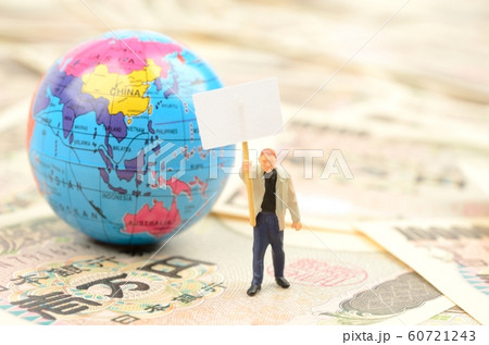 訴える人物と地球、お金 60721243