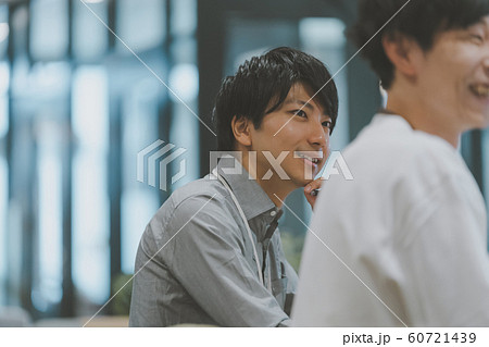 会議　働く男性 60721439