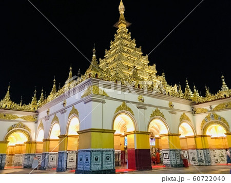 The golden architecture of Mahamuni temple in Mandalay city, Myanmar on night scene 60722040