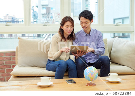 旅行の相談をする若いカップル 60722894