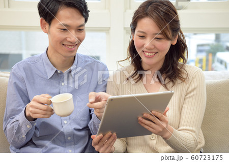部屋で相談する若いカップル 60723175