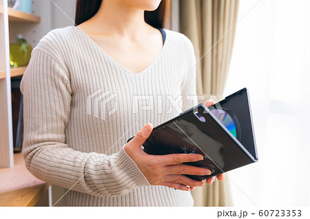 ディスクケースを持つ女性 60723353