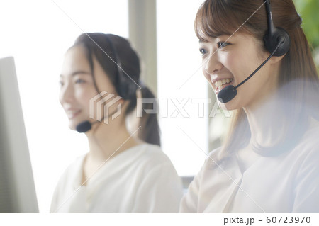 コールセンターで働く若い女性 オペレーター コールセンターで働く若い女性 オペレーター 60723970