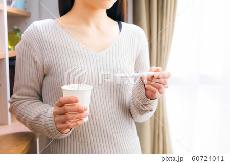 検査薬で排卵日を調べる女性 60724041